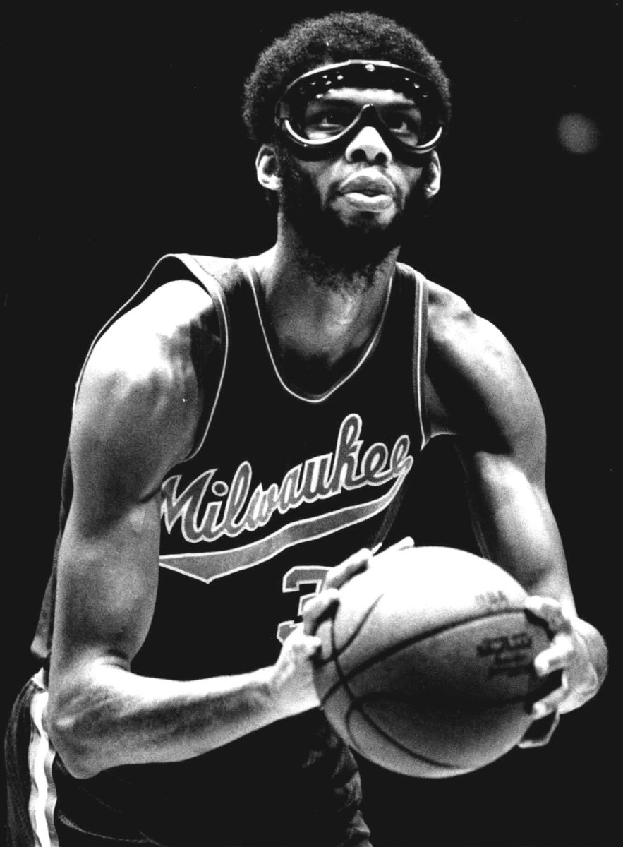 Kareem_Abdul-Jabbar_1974.jpg